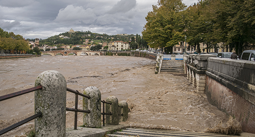 Fiume in piena in mezzo ad una città a simboleggiare una calamità naturale